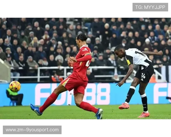 纽卡斯尔利用定位战术形成连续压制，利物浦表现吃紧